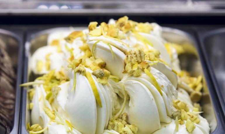 Gelato al limone con pezzetti di biscotto.